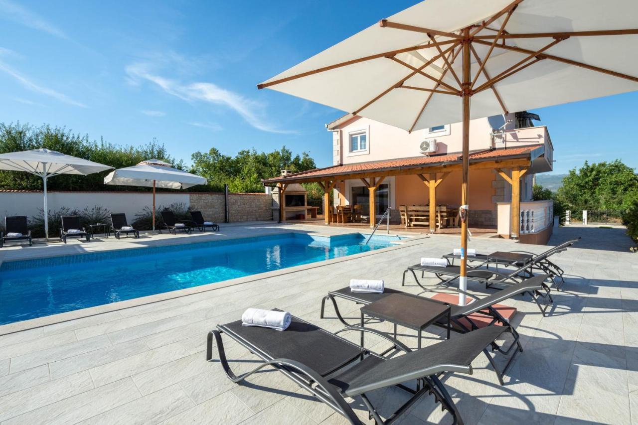 Vacation Villa Matic With 7 Bedrooms Sinj Zewnętrze zdjęcie