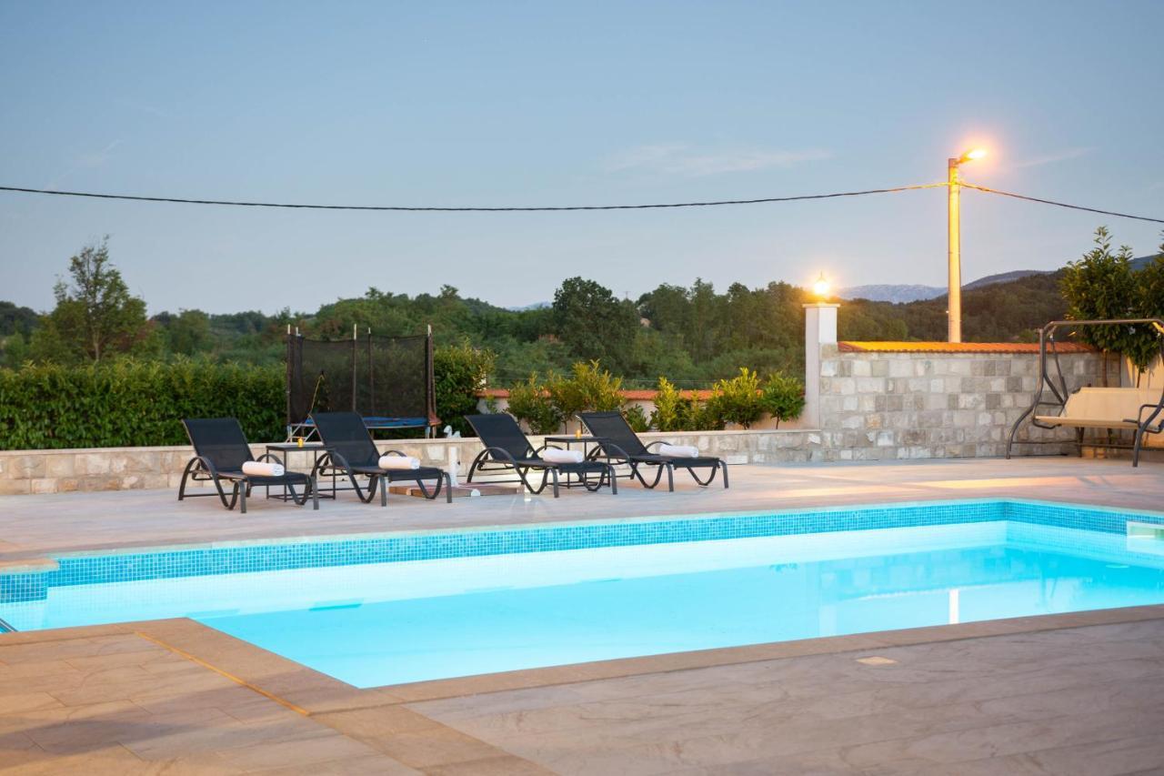 Vacation Villa Matic With 7 Bedrooms Sinj Zewnętrze zdjęcie