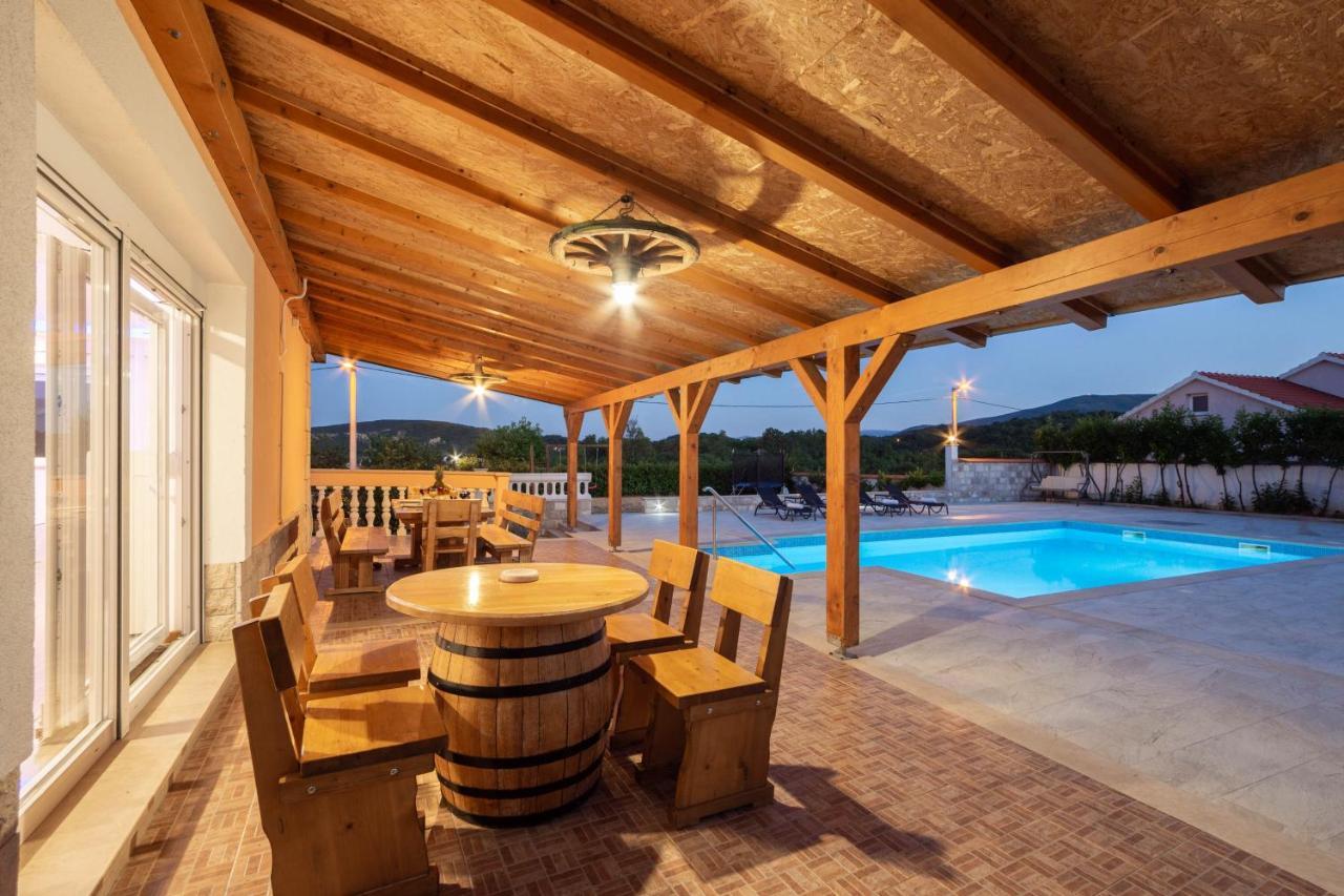 Vacation Villa Matic With 7 Bedrooms Sinj Zewnętrze zdjęcie
