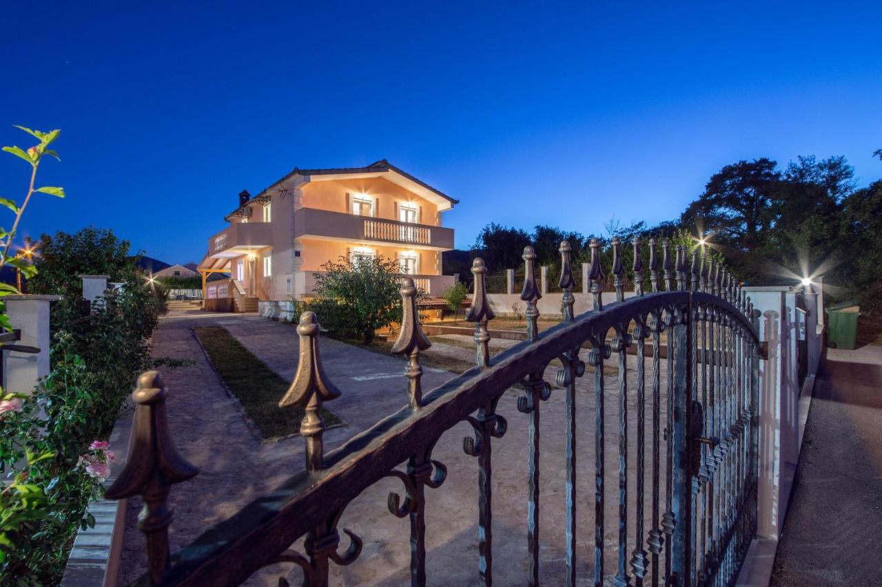 Vacation Villa Matic With 7 Bedrooms Sinj Zewnętrze zdjęcie