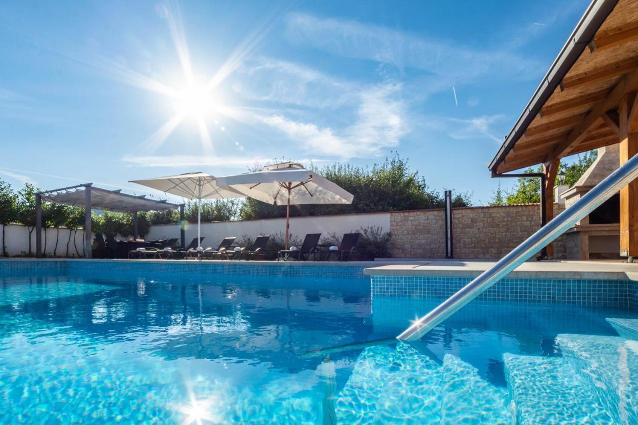 Vacation Villa Matic With 7 Bedrooms Sinj Zewnętrze zdjęcie