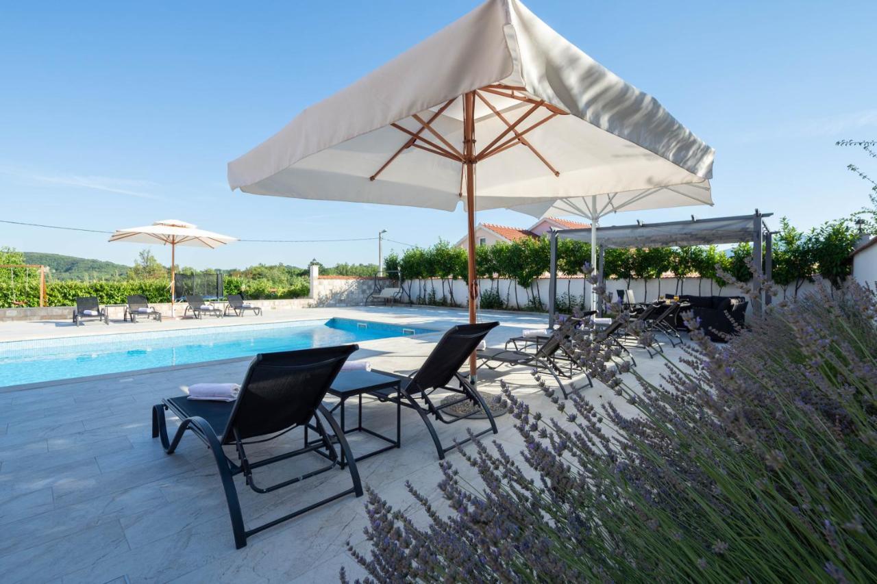 Vacation Villa Matic With 7 Bedrooms Sinj Zewnętrze zdjęcie