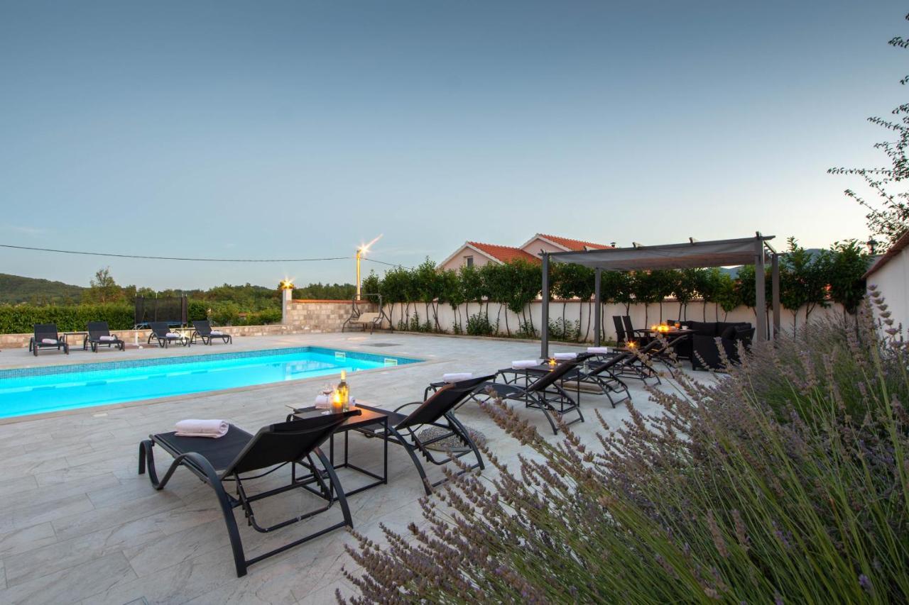 Vacation Villa Matic With 7 Bedrooms Sinj Zewnętrze zdjęcie