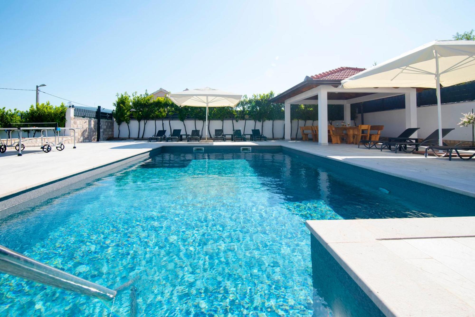 Vacation Villa Matic With 7 Bedrooms Sinj Zewnętrze zdjęcie