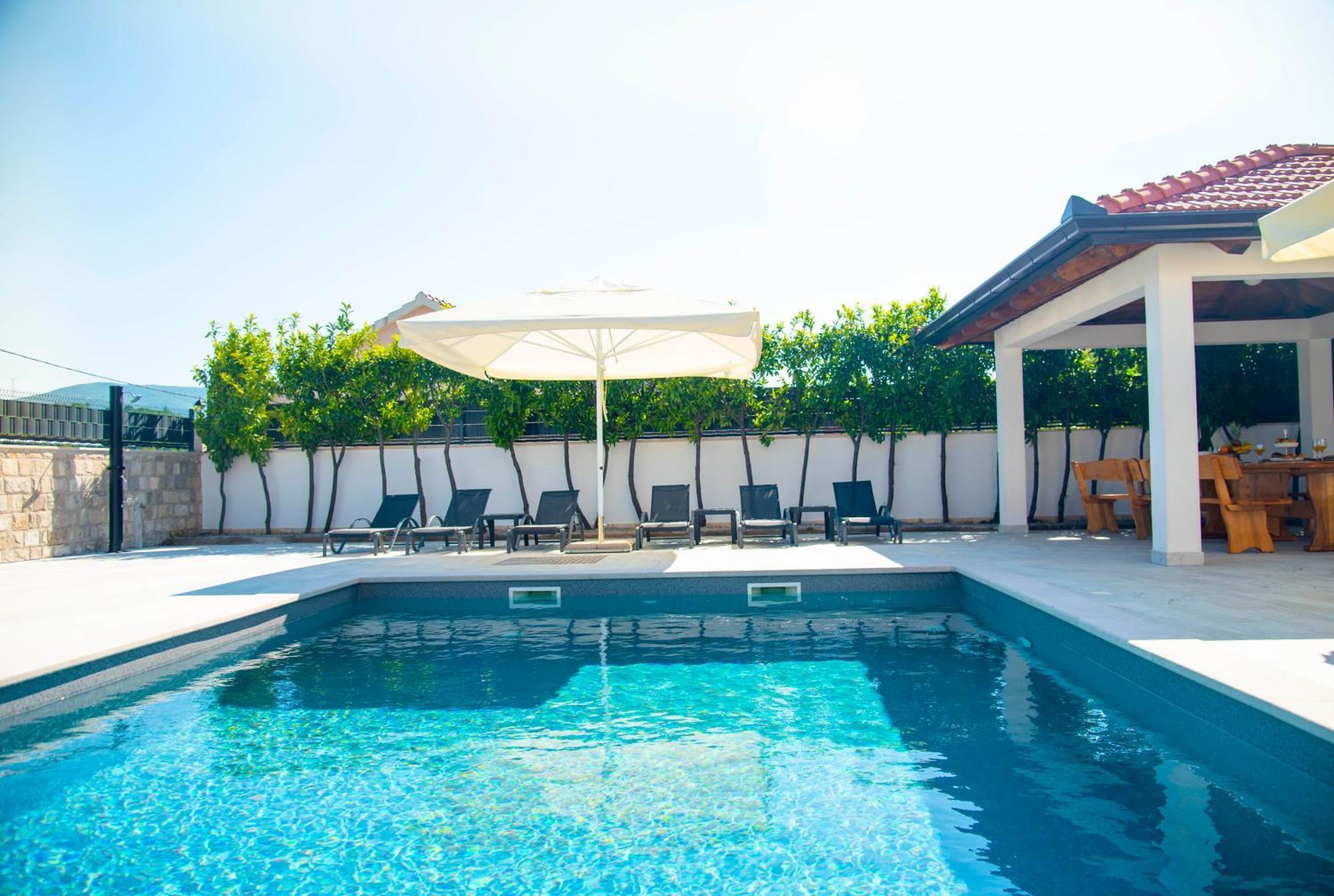 Vacation Villa Matic With 7 Bedrooms Sinj Zewnętrze zdjęcie