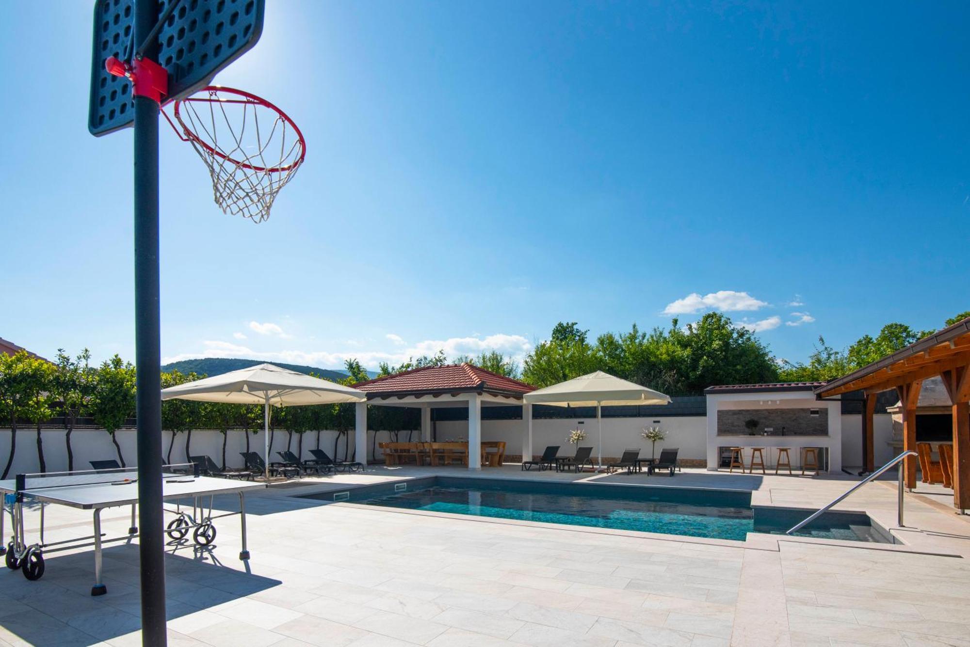 Vacation Villa Matic With 7 Bedrooms Sinj Zewnętrze zdjęcie